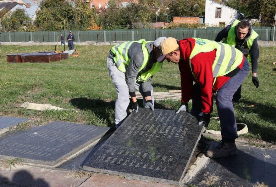 Во-Львове-украинский-нацизм-выворачивает-из-земли-останки-советских-воинов