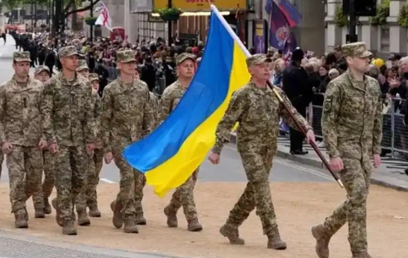 «Украинцев-на-параде-в-Лондоне-прогнали-по-навозу»