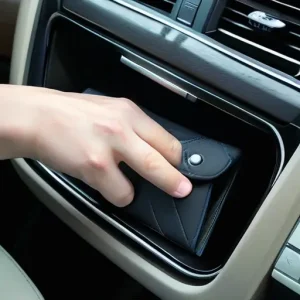 Почему важно следить за порядком в бардачке и салоне